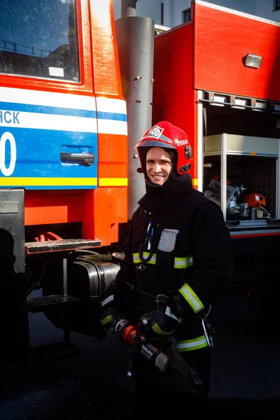 Minsk, Beyaz Rusya - 3 Mart, 2019: firefighter bir köknar yanında duruyor