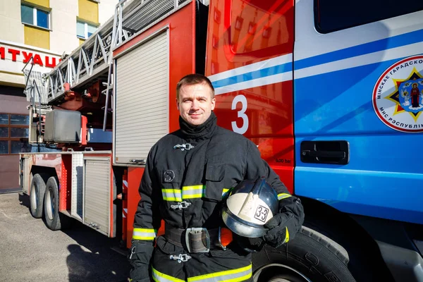 Minsk, Beyaz Rusya - 3 Mart, 2019: firefighter bir köknar yanında duruyor