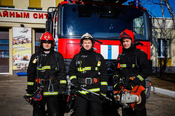 MINSK, BELARUS - 3 DE MARÇO DE 2019: Bombeiro está ao lado de um abeto — Fotografia de Stock