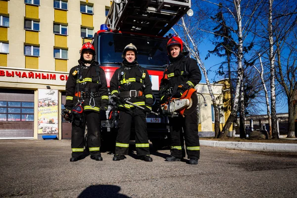 Minsk, Beyaz Rusya - 3 Mart, 2019: firefighter bir köknar yanında duruyor