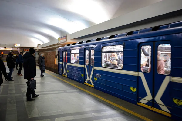 MINSK, BELARUS - 3 MARS 2019 : les gens attendent le train — Photo