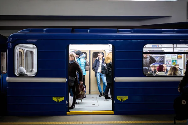 Minsk, Vitryssland - 3 mars 2019: personer väntar på tåget — Stockfoto