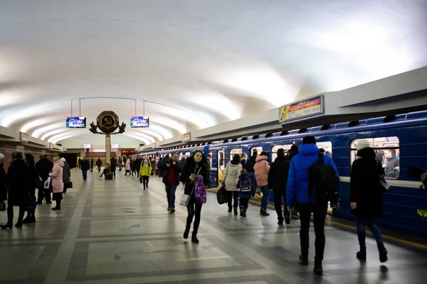 Minsk, Weißrussland - 3. März 2019: Die Menschen warten auf den Zug — Stockfoto