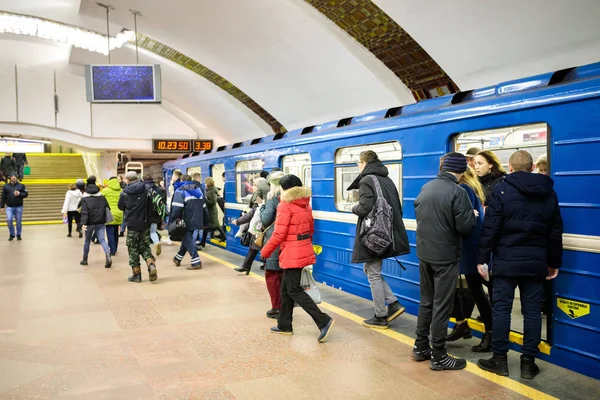 ミンスク、ベラルーシ - 2019 年 3 月 3 日: 人が列車を待っています。 — ストック写真
