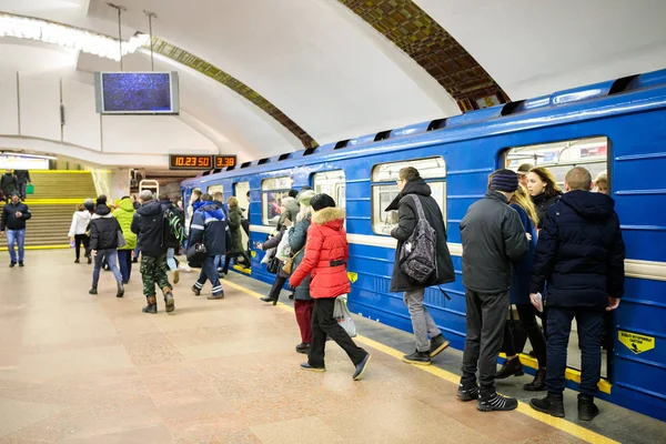 Mińsk, Białoruś - 3 marca, 2019: ludzie czekają na pociąg — Zdjęcie stockowe