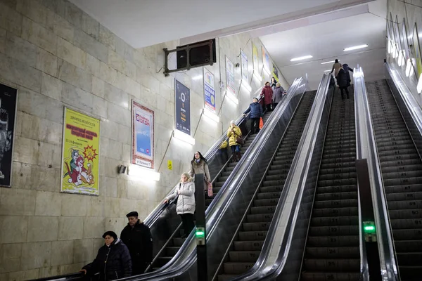 MINSK, BELARUS - 3 MARS 2019 : les gens attendent le train — Photo