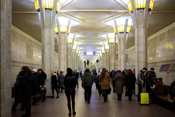 Minsk, Vitryssland - 3 mars 2019: personer väntar på tåget — Stockfoto