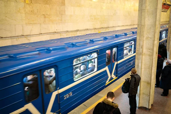 Minsk, Beyaz Rusya - 3 Mart, 2019: insanlar için tren bekliyor