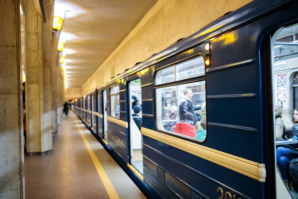 Minsk, Fehéroroszország - 2019. március 3.: embert várnak a vonat — Stock Fotó