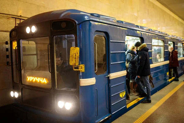 MINSK, BELARUS - 3 DE MARZO DE 2019: la gente está esperando el tren —  Fotos de Stock