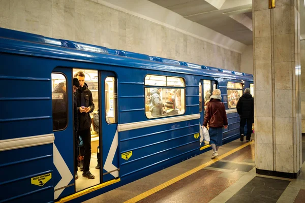 Minsk, Bělorusko - 3 března, 2019: lidé čekají na vlak — Stock fotografie