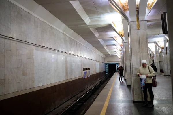 MINSK, BELARUS - 3 MARS 2019 : les gens attendent le train — Photo