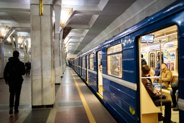 Minsk, Vitryssland - 3 mars 2019: personer väntar på tåget — Stockfoto