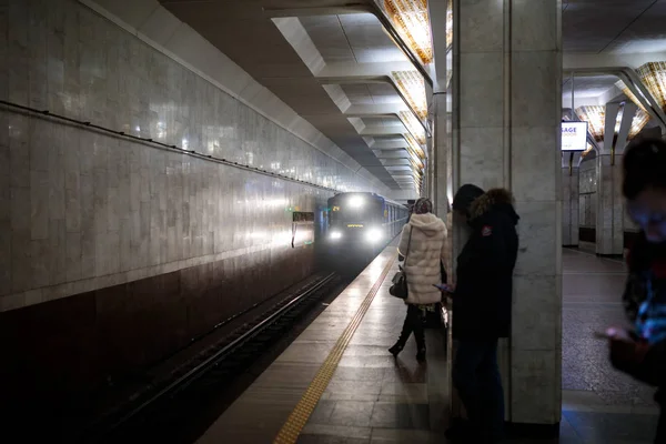 MINSK, BELARUS - 3 MARS 2019 : les gens attendent le train — Photo