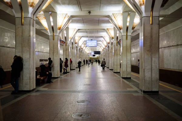 MINSK, BELARUS - 3 MARS 2019 : les gens attendent le train — Photo