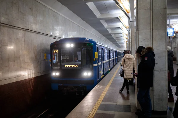 Minsk, Wit-Rusland - 3 maart, 2019: mensen wachten op de trein — Stockfoto