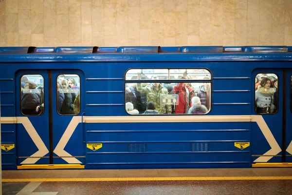Minsk, Beyaz Rusya - 3 Mart, 2019: insanlar için tren bekliyor
