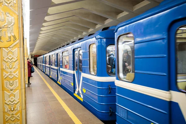 Minsk, Wit-Rusland - 3 maart, 2019: mensen wachten op de trein — Stockfoto