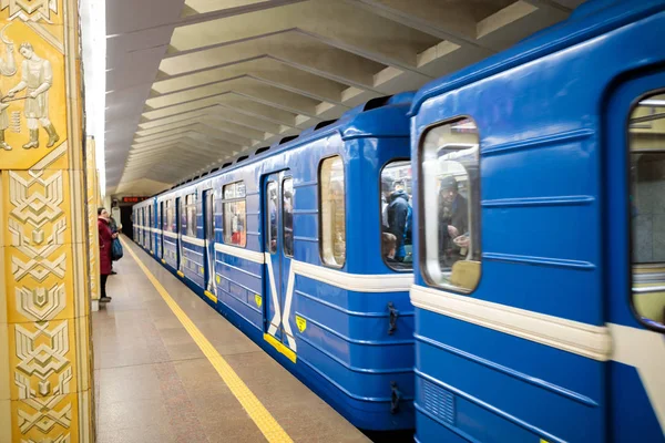 MINSK, BELARUS - 3 DE MARZO DE 2019: la gente está esperando el tren —  Fotos de Stock