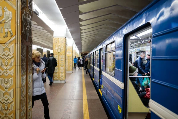 Mińsk, Białoruś - 3 marca, 2019: ludzie czekają na pociąg — Zdjęcie stockowe