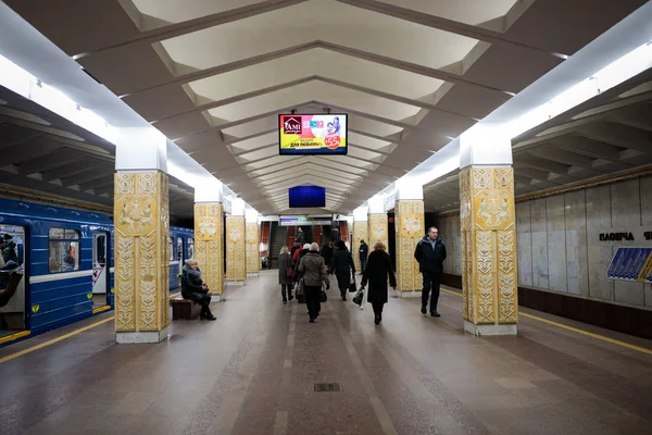 Minsk, Wit-Rusland - 3 maart, 2019: mensen wachten op de trein — Stockfoto