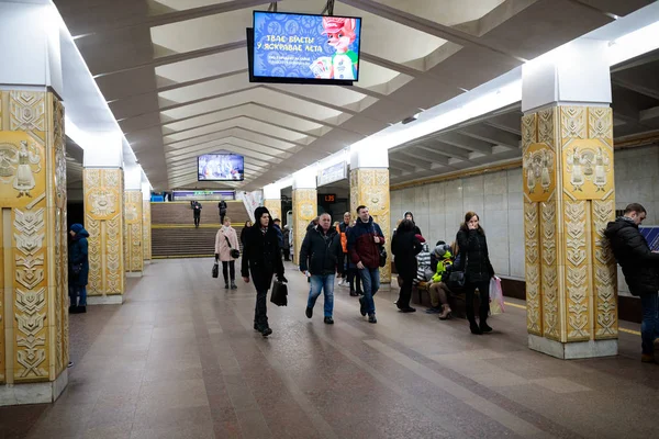 Minsk, Weißrussland - 3. März 2019: Die Menschen warten auf den Zug — Stockfoto