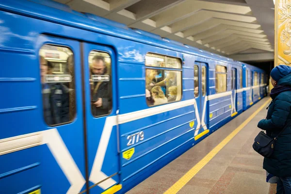 MINSK, BELARUS - 3 MARCH, 2019: people are waiting for the train — Stock Photo, Image