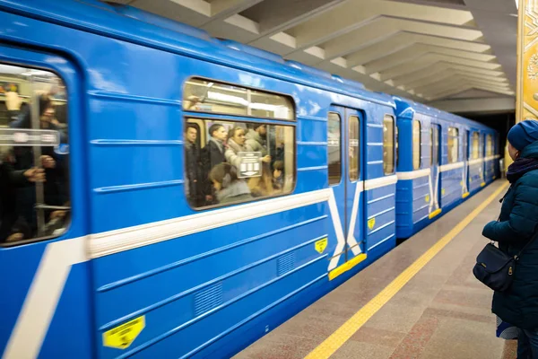 MINSK, BELARUS - 3 DE MARZO DE 2019: la gente está esperando el tren —  Fotos de Stock