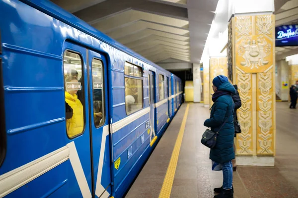 Minsk, Beyaz Rusya - 3 Mart, 2019: insanlar için tren bekliyor