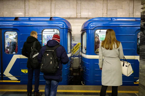 MINSK, BELARUS - 3 MARS 2019 : les gens attendent le train — Photo