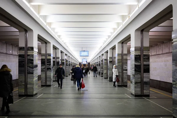 MINSK, BELARUS - 3 MARS 2019 : les gens attendent le train — Photo