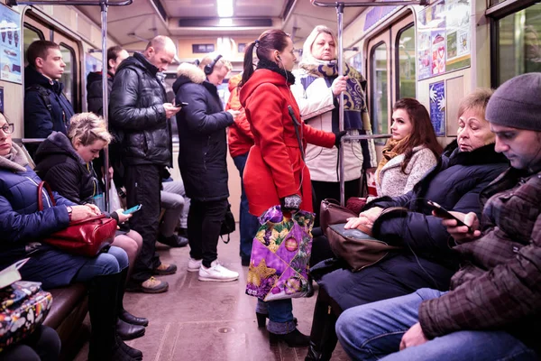 Minsk, Weißrussland - 3. März 2019: Die Menschen warten auf den Zug — Stockfoto