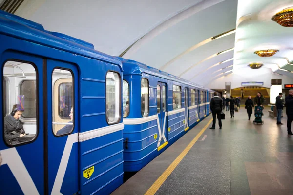 MINSK, BELARUS - 3 MARCH, 2019: people are waiting for the train — Stock Photo, Image