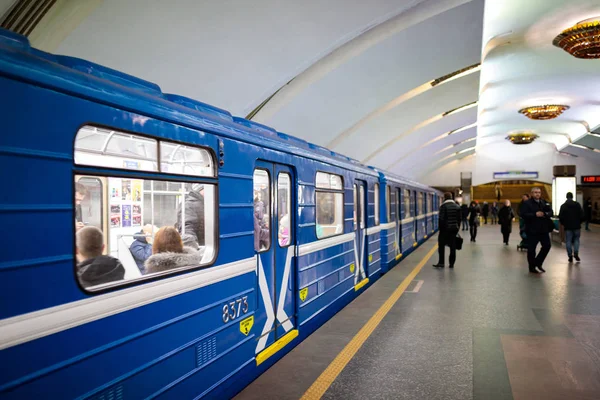 Minsk, Bělorusko - 3 března, 2019: lidé čekají na vlak — Stock fotografie