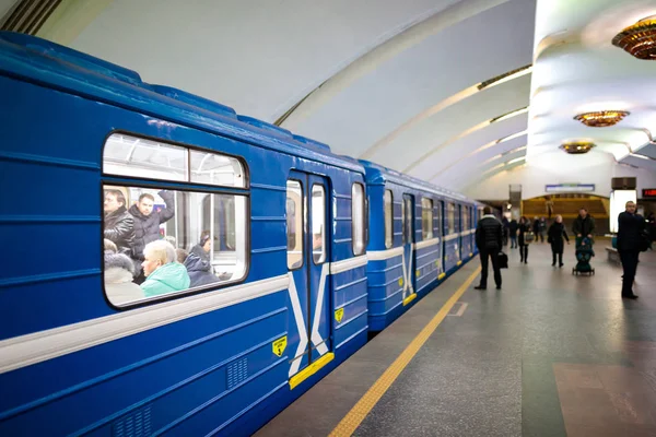 Minsk, Weißrussland - 3. März 2019: Die Menschen warten auf den Zug — Stockfoto