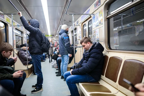 MINSK, BELARUS - 3 MARS 2019 : les gens attendent le train — Photo