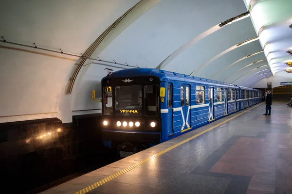 MINSK, BELARUS - 3 MARS 2019 : les gens attendent le train — Photo