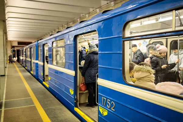 Minsk, Weißrussland - 3. März 2019: Die Menschen warten auf den Zug — Stockfoto