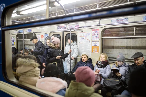 Minsk, Weißrussland - 3. März 2019: Die Menschen warten auf den Zug — Stockfoto