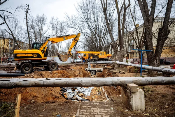 Mińsk, Białoruś - 3 marca, 2019: naprawy rur na dziedzińcu — Zdjęcie stockowe