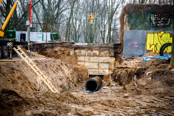 Mińsk, Białoruś - 3 marca, 2019: naprawy rur na dziedzińcu — Zdjęcie stockowe