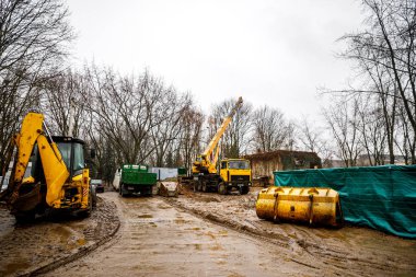Minsk, Beyaz Rusya - 3 Mart, 2019: Borular avluda tamiri