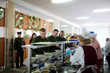 Minsk, Beyaz Rusya - 3 Mart, 2019: askerler ordusu kantinde yemek