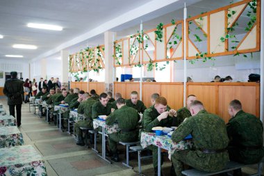 Minsk, Beyaz Rusya - 3 Mart, 2019: askerler ordusu kantinde yemek