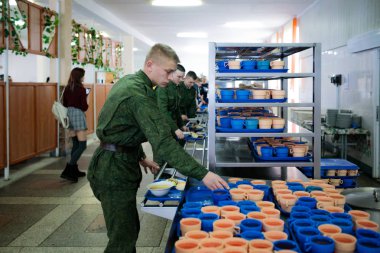 Minsk, Beyaz Rusya - 3 Mart, 2019: askerler ordusu kantinde yemek