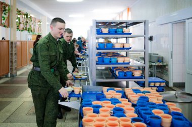 Minsk, Beyaz Rusya - 3 Mart, 2019: askerler ordusu kantinde yemek
