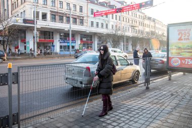 Minsk, Beyaz Rusya - 18 Şubat, 2019: kör bir baston walki kızla