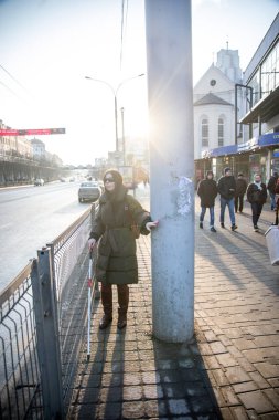 Minsk, Beyaz Rusya - 18 Şubat, 2019: kör bir baston walki kızla