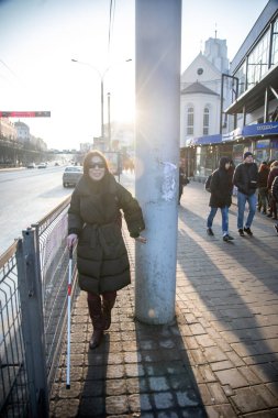 Minsk, Beyaz Rusya - 18 Şubat, 2019: kör bir baston walki kızla