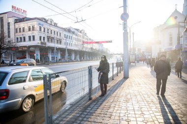 Minsk, Beyaz Rusya - 18 Şubat, 2019: kör bir baston walki kızla